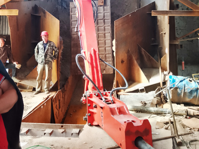 Guangxi Mine Installed YZH Fixed Pedestal Boom System Next To The Crusher