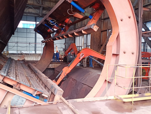 A Fangda Steel Group YZH hidraulikus manipul&aacute;torokat telep&iacute;tett az aut&oacute; d&ouml;mpereinek sz&eacute;n kirakod&aacute;s&aacute;hoz