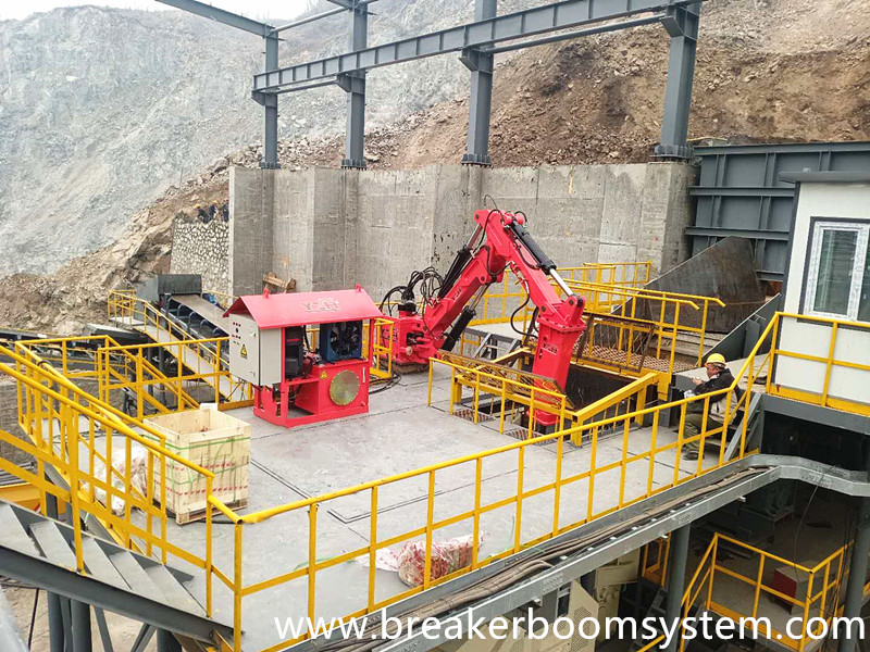 Il sistema di bracci con piedistallo YZH &egrave; stato installato nella tramoggia del frantoio a mascelle Metso C160