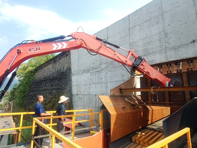 Rock Breaker Boom System For Breaking Oversized Material At Large Primary Crusher