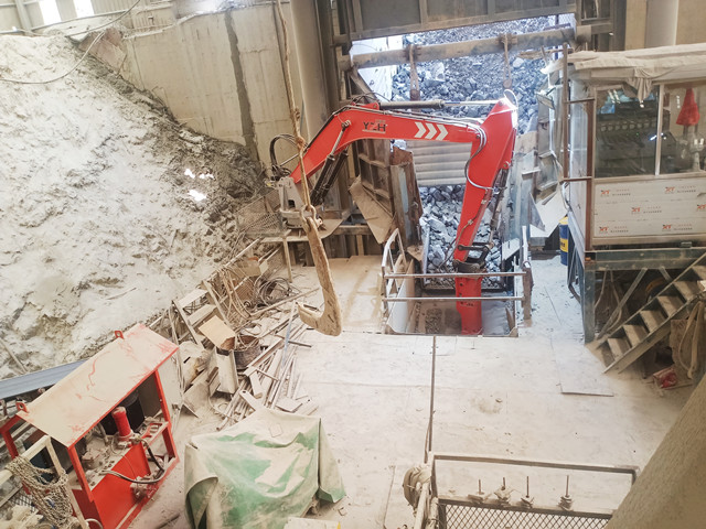 YZH Hydraulic Rockbreaker Systems: Жианси карьер дахь уурхайн бөглөрлийн асуудлыг шийдвэрлэх