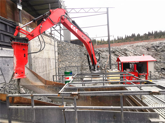 Das feste hydraulische Steinbrecher-Auslegersystem erh&ouml;hte die Produktivit&auml;t und Sicherheit der Brechlinie