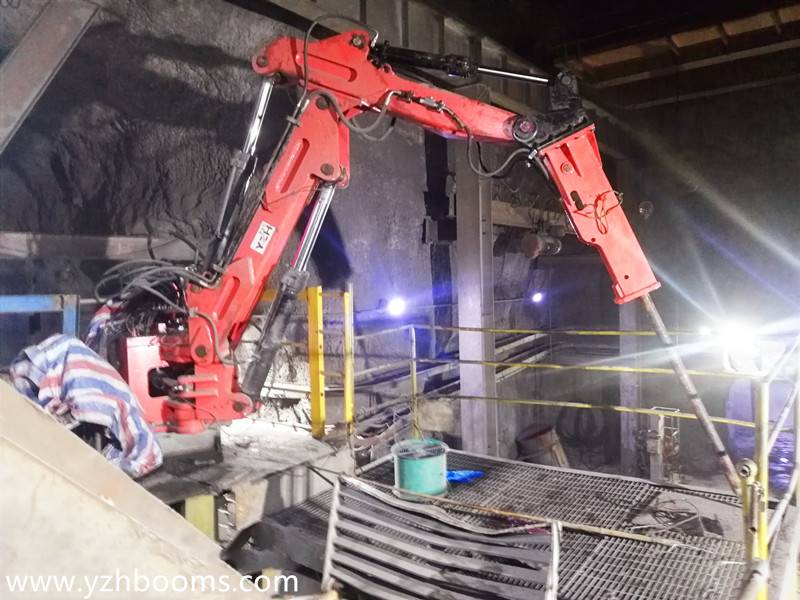 ペデスタルブームブレーカーシステムが地下鉱山800メートルの特大岩を破壊