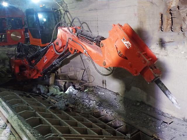 YZH Rockbreaker Boom System Solves Clogging Of Grizzly Screen In Inner Mongolia Underground Mine