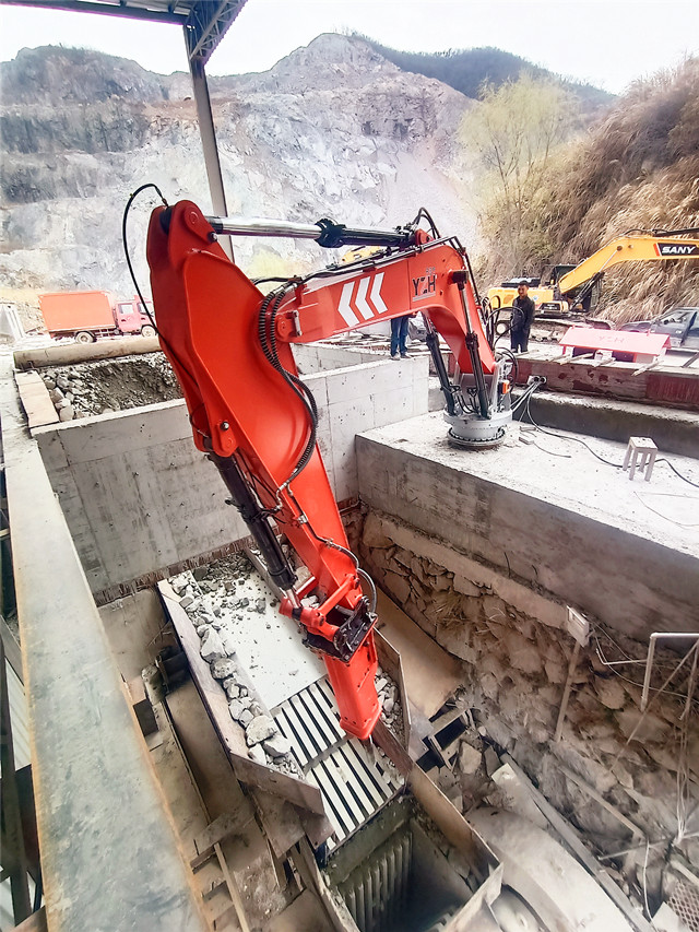 F&uuml;r Backenbrecher wird ein hydraulischer Steinbrecher verwendet