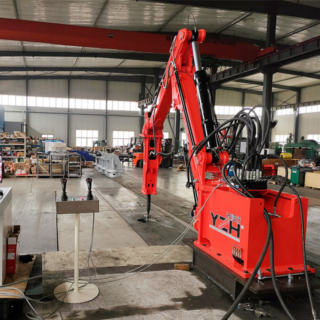 Hydrauliczny układ wysięgnika do kruszenia skał
