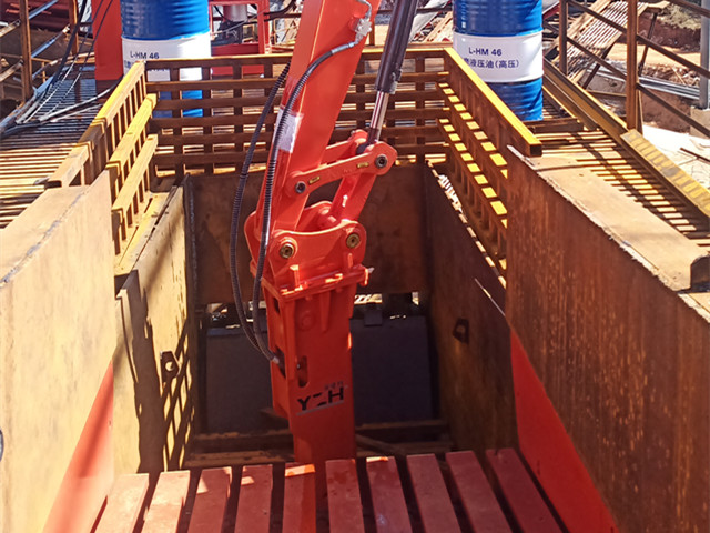Boom Systems Rock Breaker Efekt&iacute;vne odstraňuj&uacute; balvany, ktor&eacute; m&ocirc;žu upchať Čeľusťov&yacute; drvič