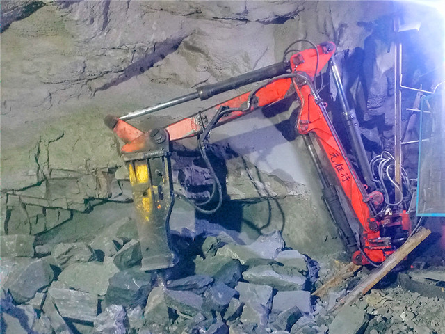 Hệ thống b&ugrave;ng nổ Rockbreaker th&iacute;ch hợp cho khai th&aacute;c ngầm