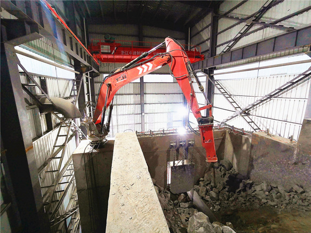Pedestal Boom Rock Breaker bricht Felsbrocken
