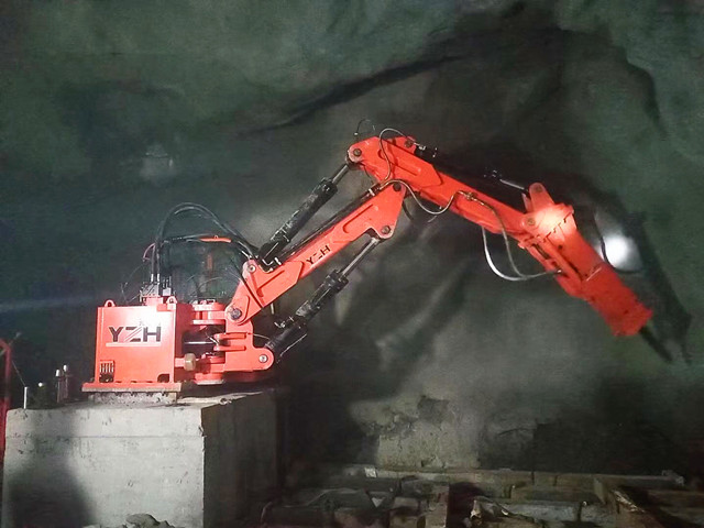 Pedestal Boom Rockbreaker quebra grandes rochas em mina subterr&acirc;nea de 500 metros