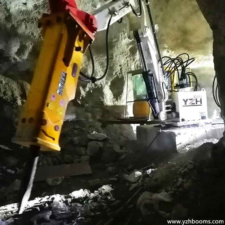 Egyedi talapzat&uacute; Rockbreaker Boom System sziklat&ouml;mb&ouml;ket t&ouml;r le a f&ouml;ldalatti vasb&aacute;ny&aacute;ban