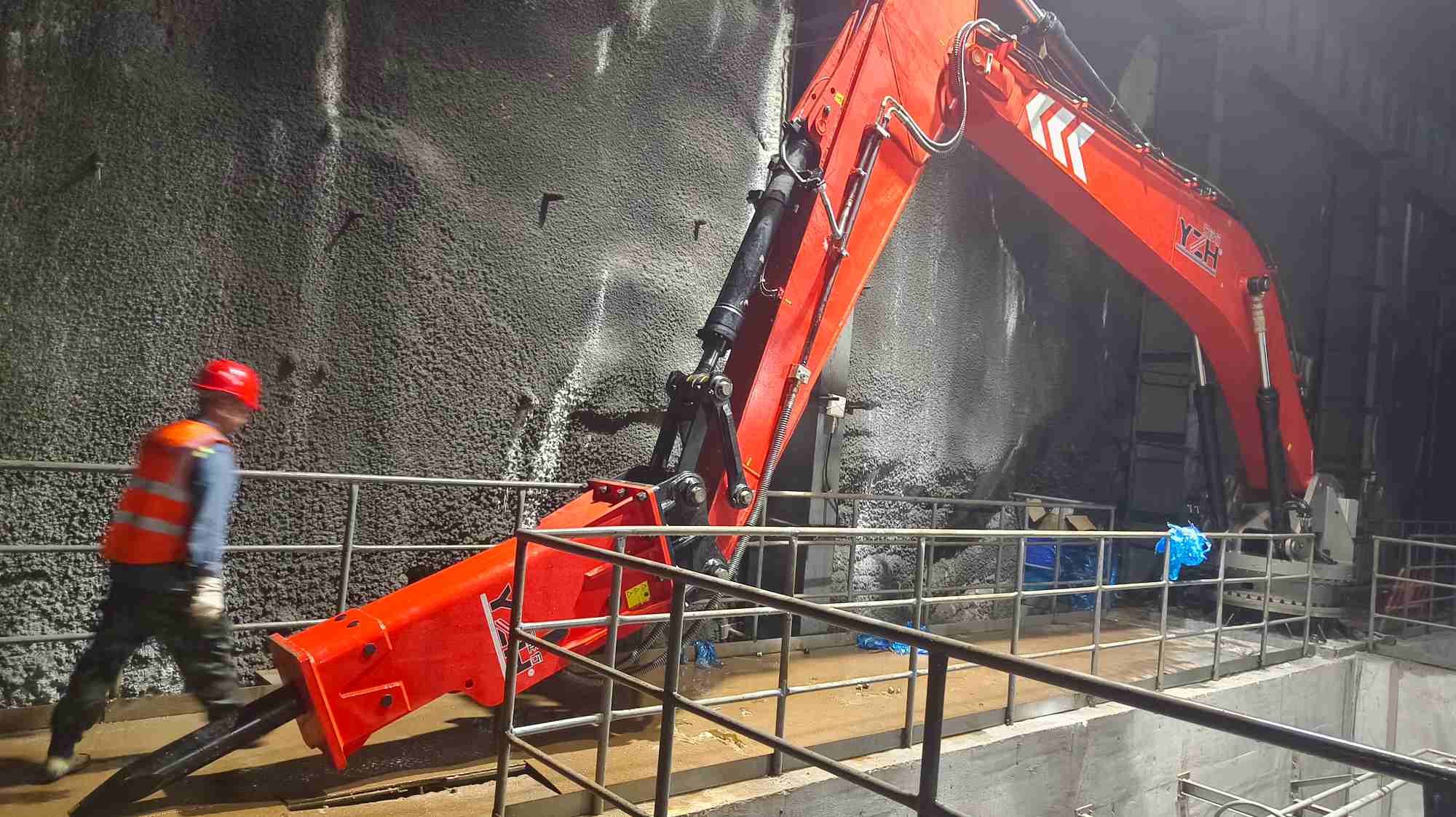 Menghapuskan Sekatan Penghancur di Lombong Tembaga Zambia dengan WHA460 Rockbreaker Boom