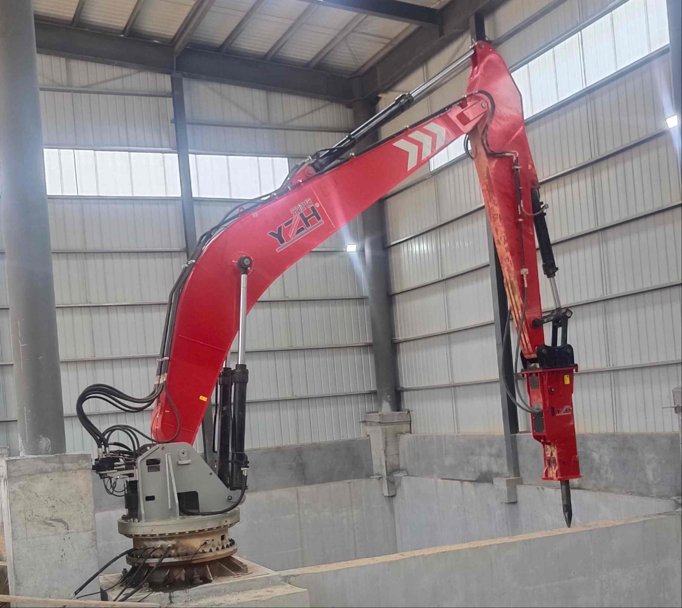 H&auml;lt Indonesiens Zuschlagstofflinien am Laufen: Der feste hydraulische Steinbrecher WHB750 in Aktion
