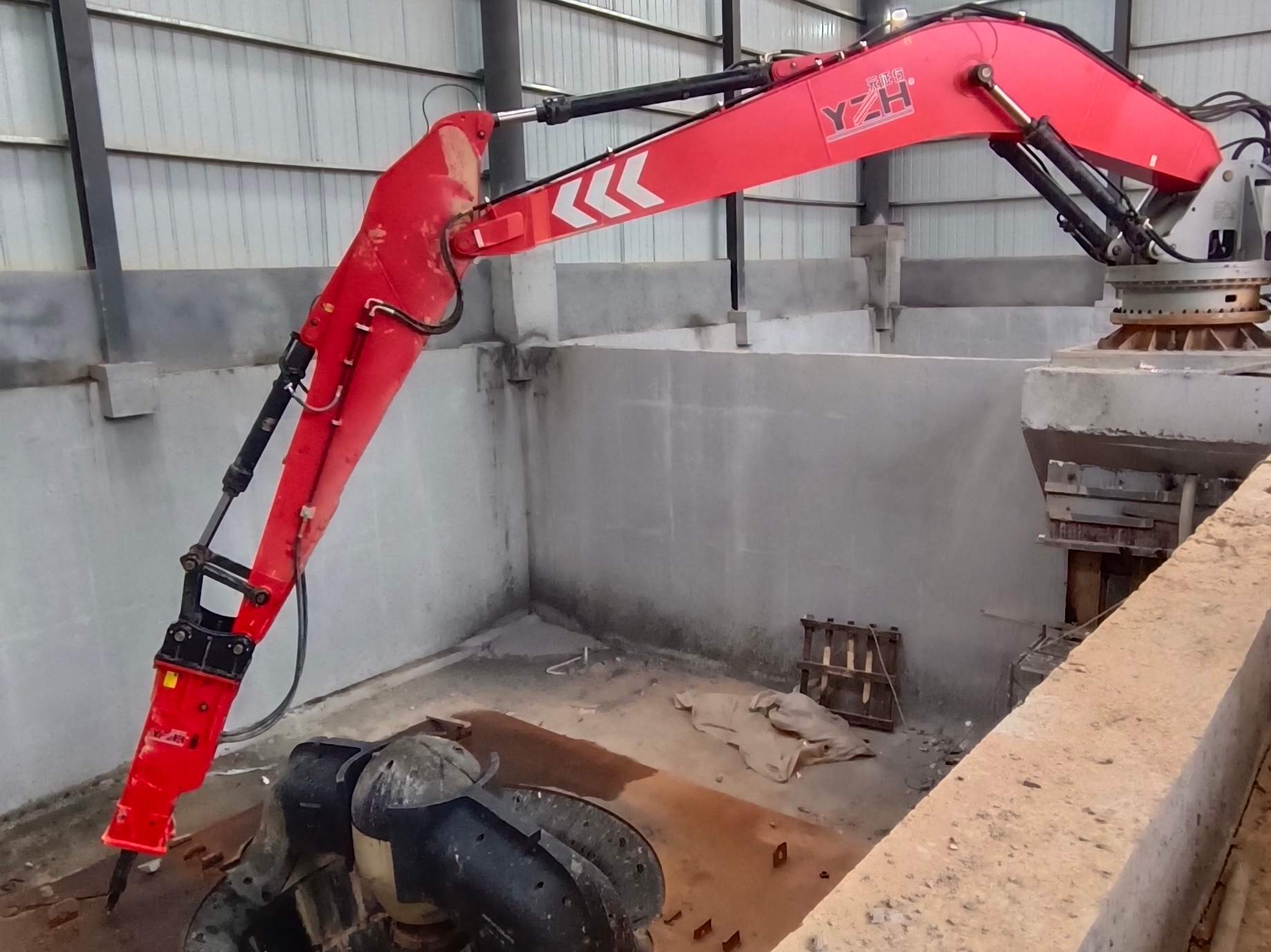 Sistemi a braccio demolitore per cave di aggregati: massimizzazione della produttivit&agrave; e riduzione dei tempi di inattivit&agrave;